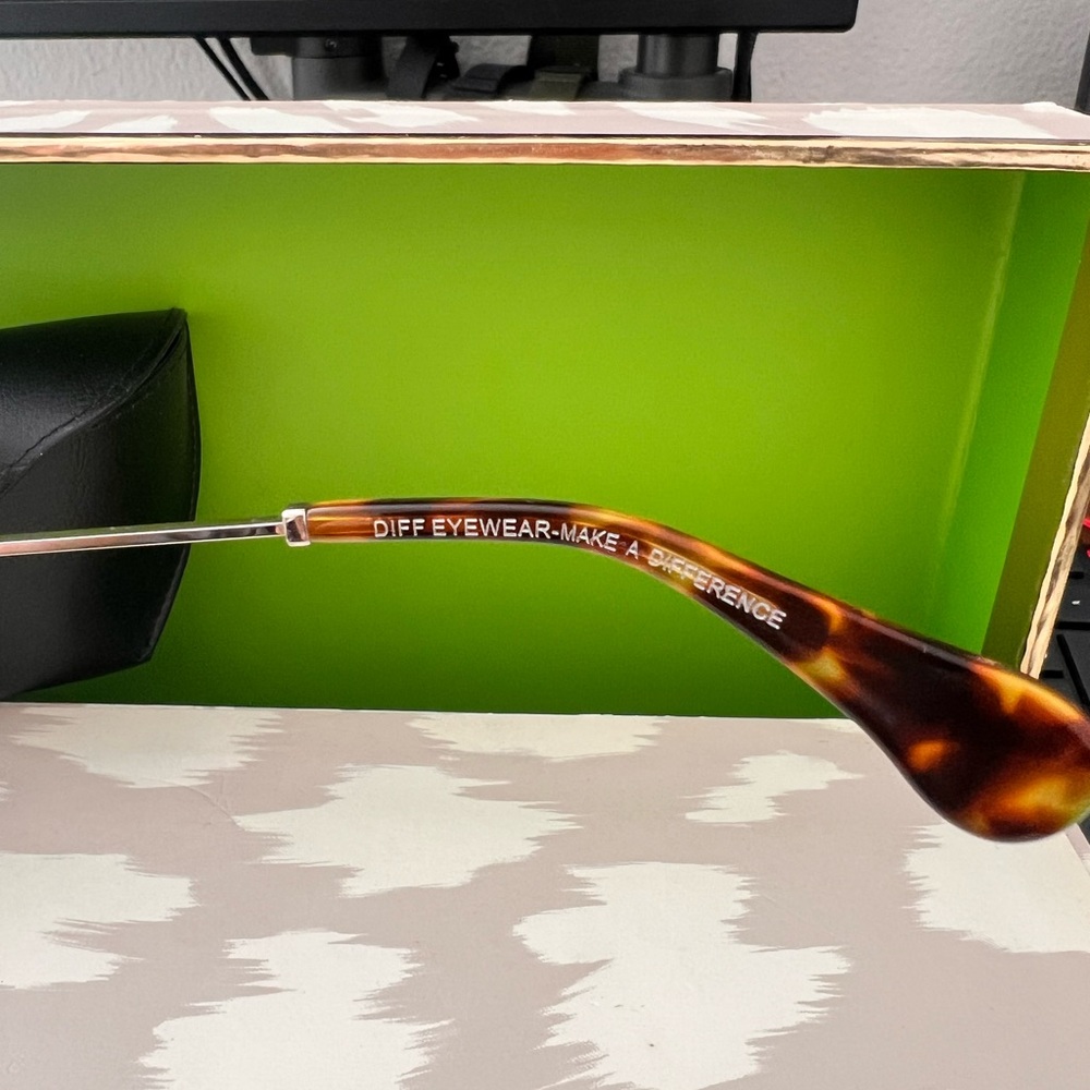 Diff Eyewear Tortoise Frame With Gradient Lenses - image 4